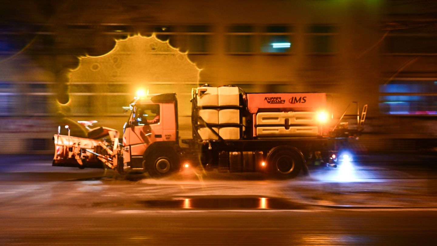 Streusalz sei vom starken Regen teilweise von den Fahrbahnen gespült worden, teilte die BSR mit. Foto: Sebastian Gollnow/dpa