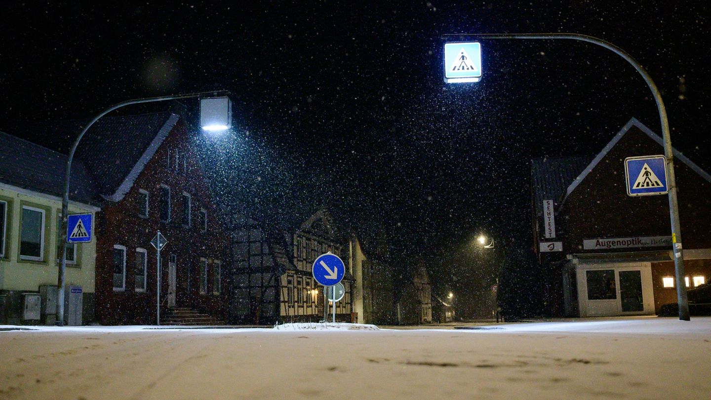 Die Woche startet mit Schnee und frostigen Temperaturen. Foto: Philipp Schulze/dpa