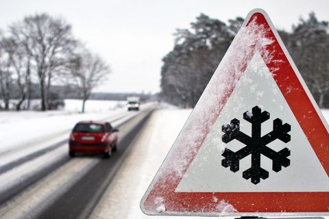 Schnee und Glätte führen zu zahlreichen Unfällen. (Symbolbild) Foto: Jan Woitas/dpa
