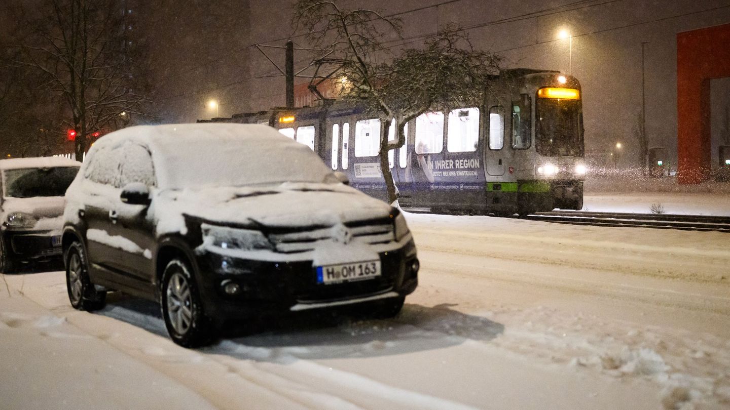 Der Landkreis Stendal stellt den öffentlichen Personennahverkehr ein. (Symbolbild) Foto: Julian Stratenschulte/dpa