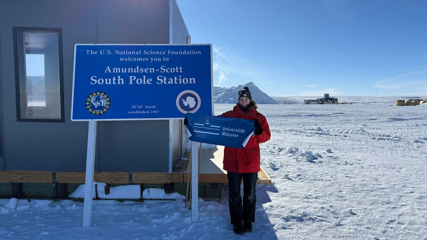 Berit Schlüter steht vor der Amundsen-Scott-Südpolstation. Foto: Berit Schlüter/ICECube/NSF/dpa