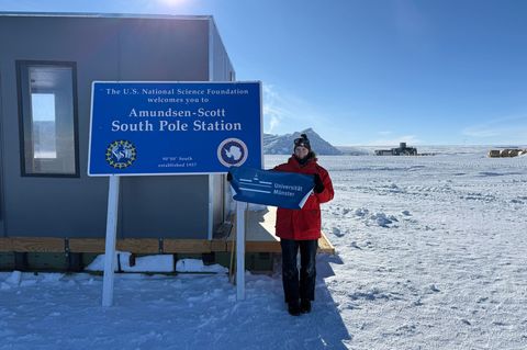 Berit Schlüter steht vor der Amundsen-Scott-Südpolstation. Foto: Berit Schlüter/ICECube/NSF/dpa