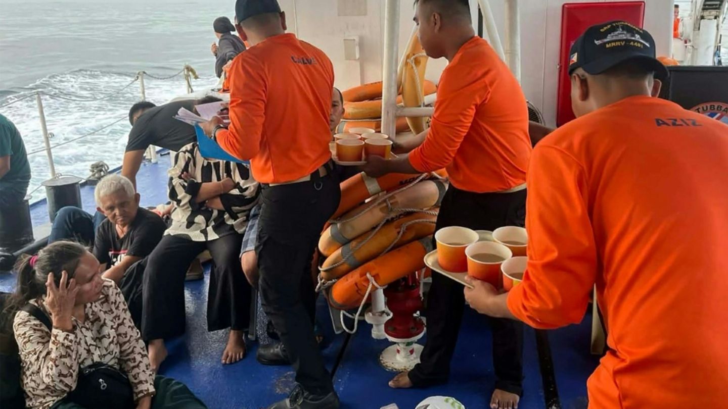 Mitarbeiter der Küstenwache mit Überlebenden