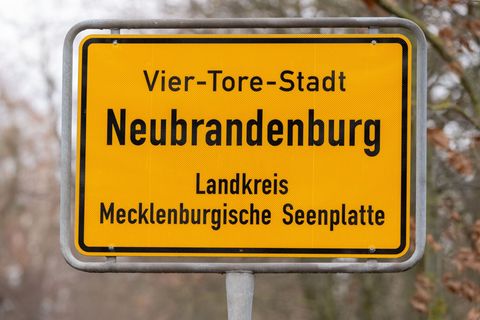 Weil es auf den Straßen extrem glatt ist, fahren in Neubrandenburg keine Busse. (Archivbild) Foto: Stefan Sauer/dpa