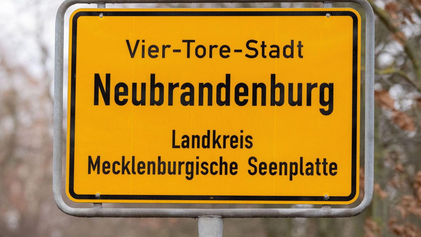 Weil es auf den Straßen extrem glatt ist, fahren in Neubrandenburg keine Busse. (Archivbild) Foto: Stefan Sauer/dpa