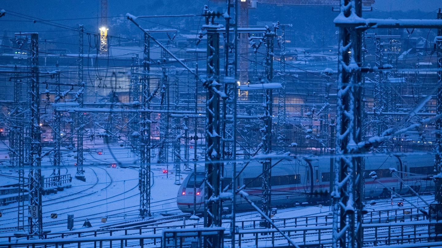 Weichen werden von Schnee zugeweht und frieren ein. Foto: Marijan Murat/dpa