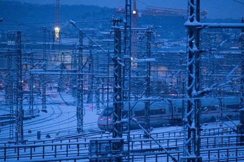 Weichen werden von Schnee zugeweht und frieren ein. Foto: Marijan Murat/dpa