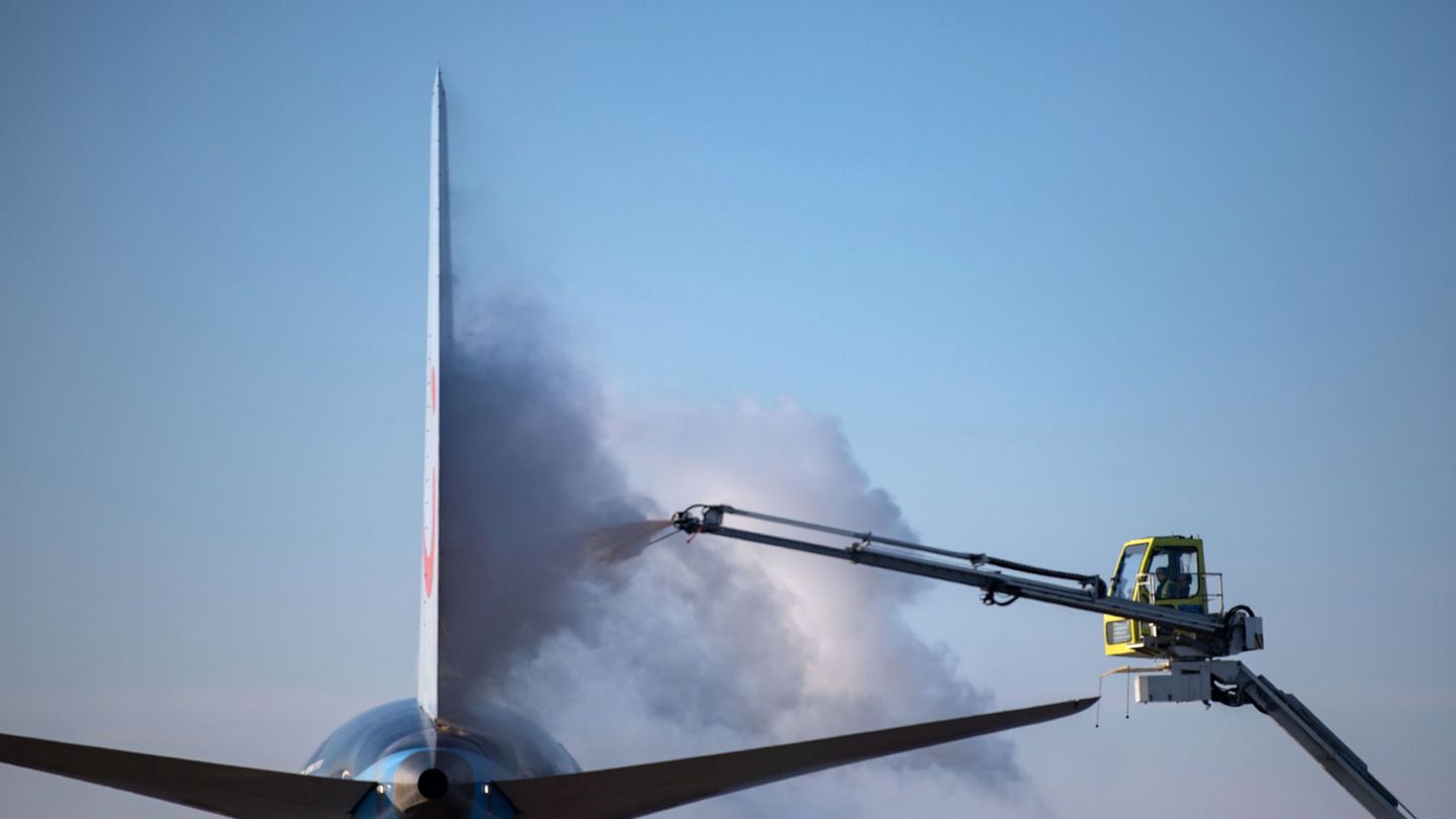 Ein Flugzeug wird am Flughafen Stuttgart vor dem Start enteist. (Archivbild) Foto: Marijan Murat/dpa