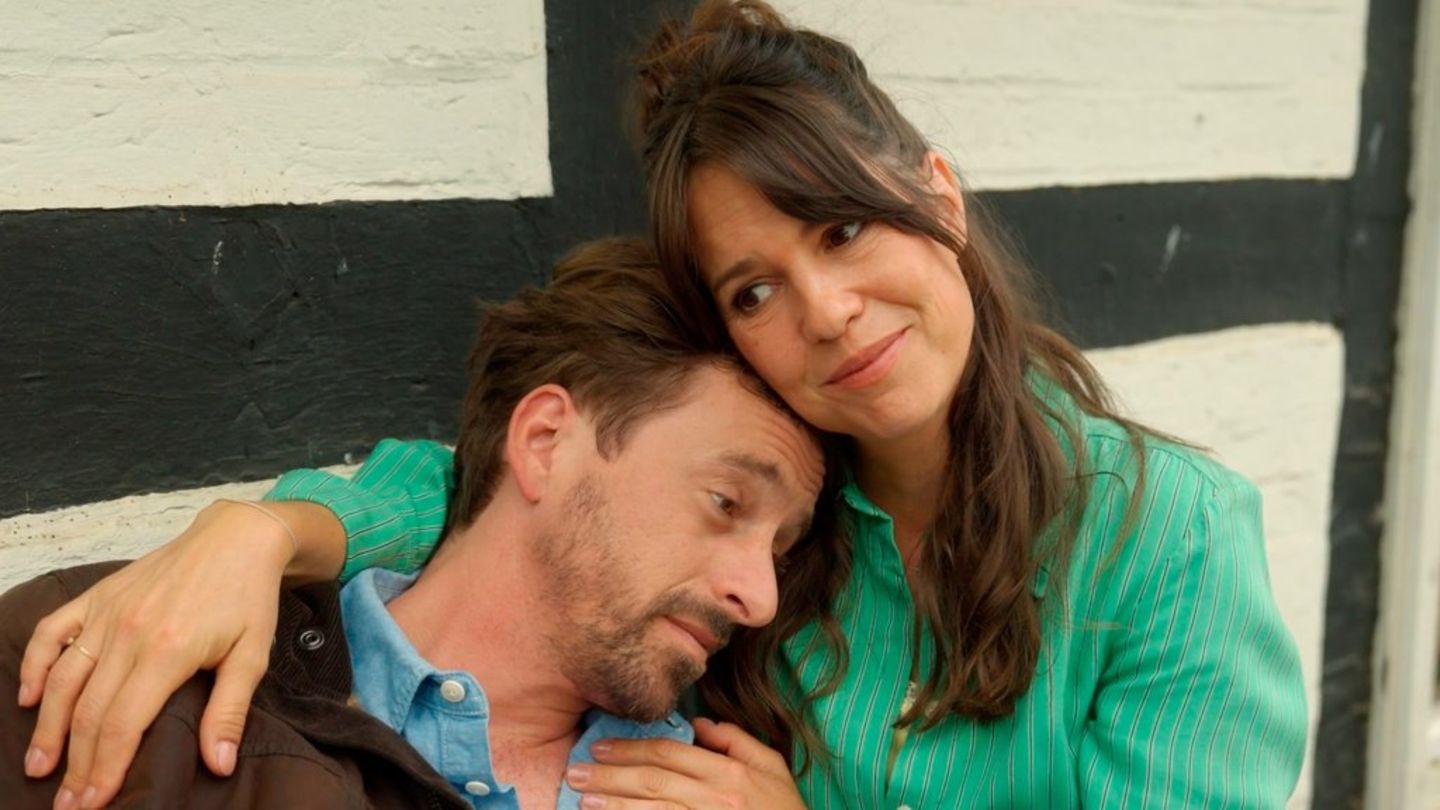 "Rote Rosen": Nach ihrem spontanen Liebesgeständnis an Ove (l.) ist Franka (r.) überfordert.