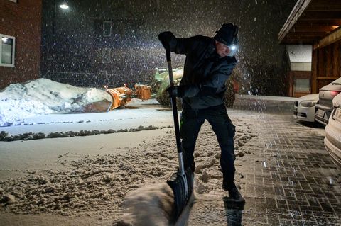 Zum Wochenbeginn fällt reichlich Schnee. Foto: Philipp Schulze/dpa