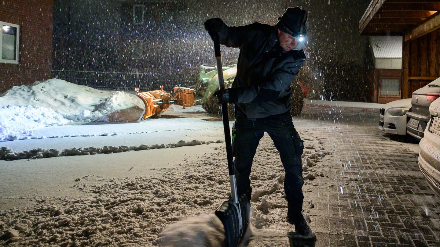 Zum Wochenbeginn fällt reichlich Schnee. Foto: Philipp Schulze/dpa