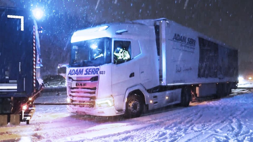 Endlos-Stau und Blitzeis – Autos schneien auf A81 ein