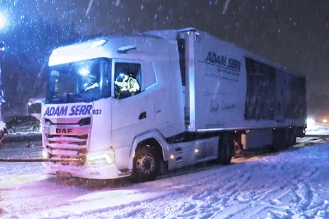 Endlos-Stau und Blitzeis – Autos schneien auf A81 ein