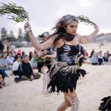 Sydney, Australien. Diese Zeremonie am Bondi Beach, der die Ureinwohner Australiens am offiziellen Nationalfeiertag würdigen soll, trägt einen hart umstrittenen Namen. Eigentlich heißt er "Australia Day", früher bekannt als "Foundation Day", und wird jährlich gefeiert, um an die Ankunft der First Fleet in Sydney im Jahr 1788 zu erinnern. Doch indigene Australier bezeichnen den Tag als "Invasion Day"