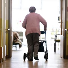 Eine Bewohnerin in einem Dresdner Pflegeheim