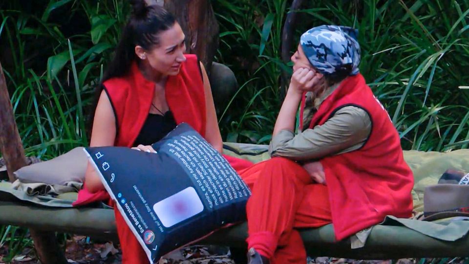 Samira und Eva streiten im Dschungelcamp.