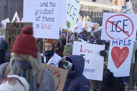 Menschen protestieren in Minneapolis gegen ICE.