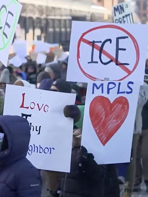 Menschen protestieren in Minneapolis gegen ICE.