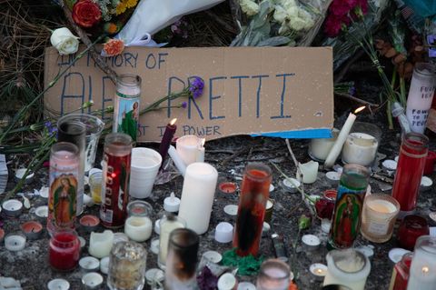 "In Gedenken an Alex Pretti", steht auf einem Schild in Minneapolis im US-Bundesstaat Minnesota