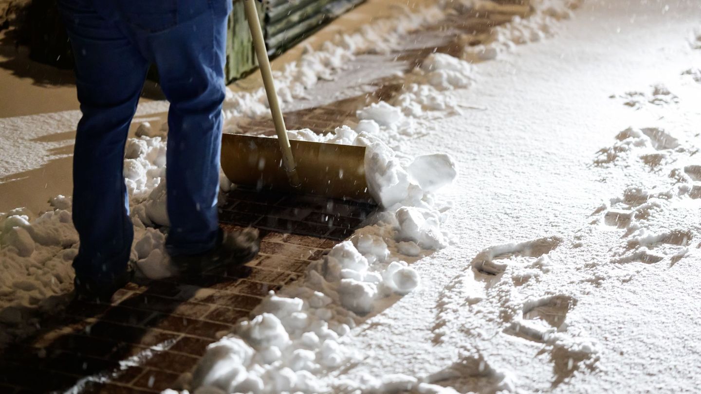 Braunschweig reagiert auf den Schneefall: Sportanlagen werden dicht gemacht. Foto: Philipp Schulze/dpa