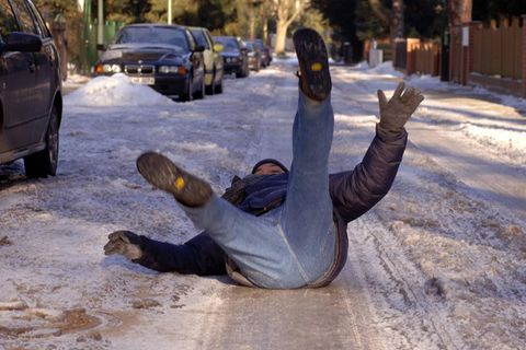 Wer bei Glatteis nicht räumt und streut, geht ein Risiko ein (Symbolbild)
