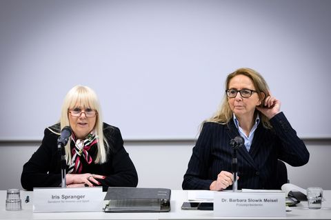 Iris Spranger (links), Berliner Senatorin für Inneres und Sport, und Barbara Slowik Meisel, die Berliner Polizeipräsidentin. (Ar