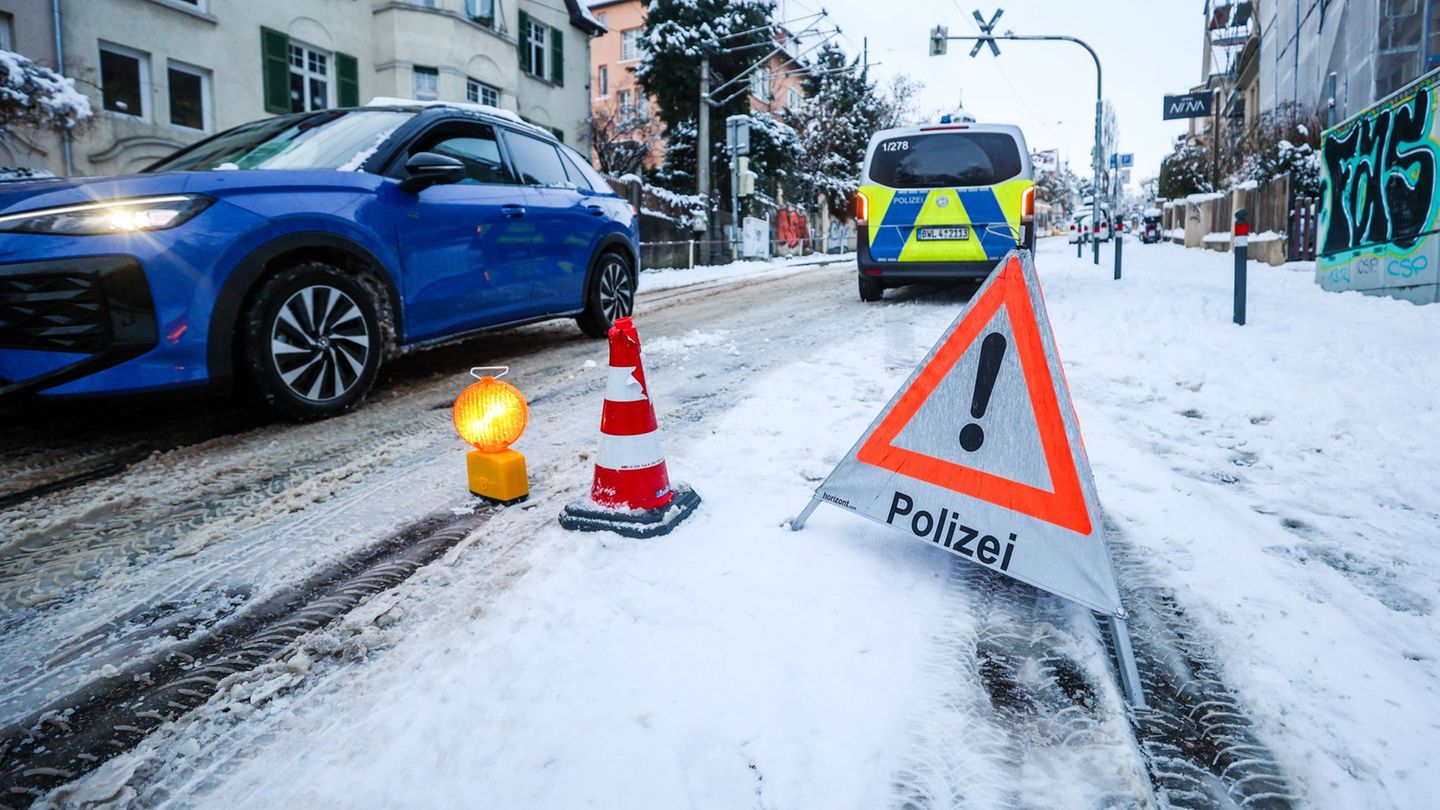 Die Polizei und auch die Rettungsdienste und Abschleppunternehmen waren im Dauereinsatz. Foto: Christoph Schmidt/dpa