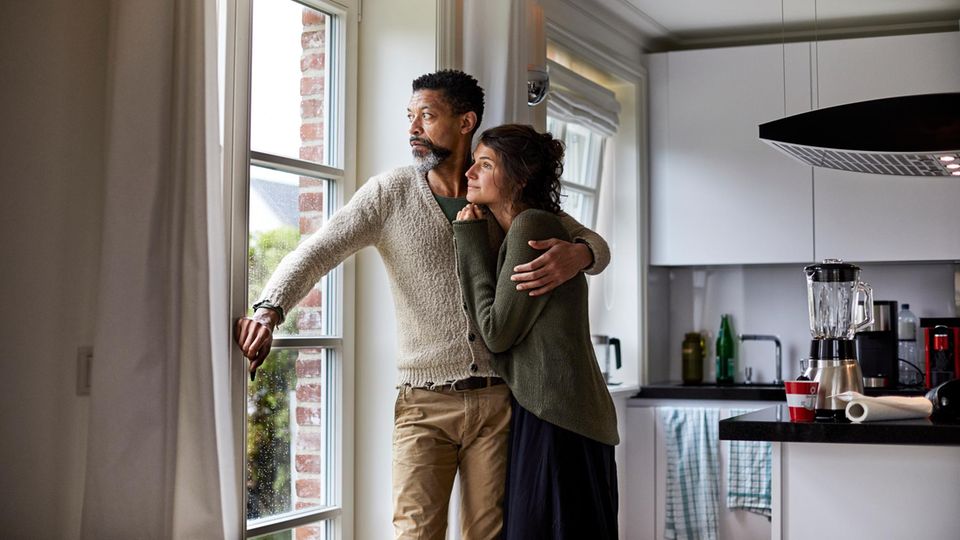 Eltern schauen ihrem Kind durch das Fenster hinterher