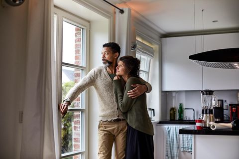 Eltern schauen ihrem Kind durch das Fenster hinterher