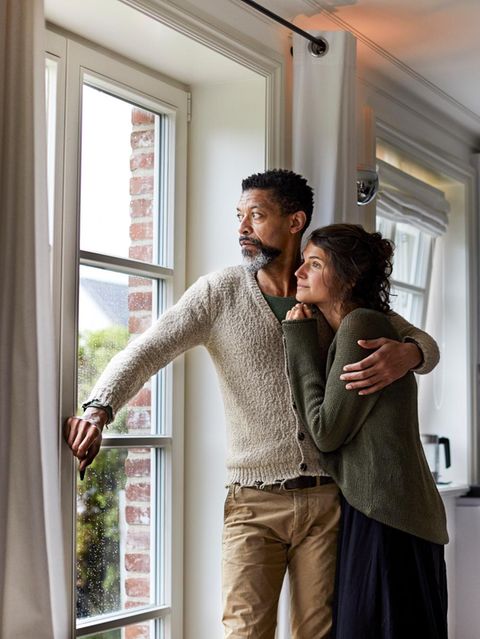 Eltern schauen ihrem Kind durch das Fenster hinterher