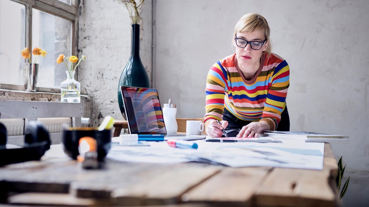 Eine Frau arbeitet an einem Tisch