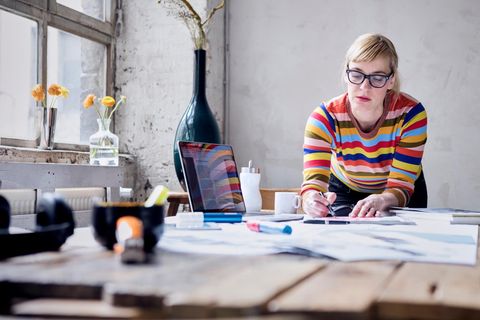Eine Frau arbeitet an einem Tisch
