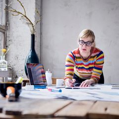 Eine Frau arbeitet an einem Tisch