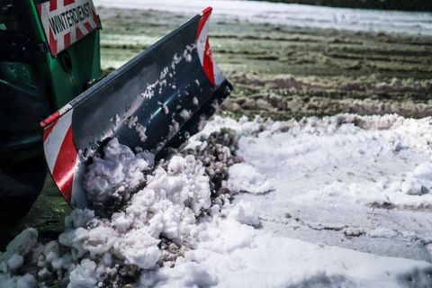 Schnee in Stuttgart wird geräumt. Foto: Christoph Schmidt/dpa