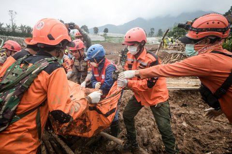 Bergung eines Opfers nach dem Erdrutsch auf Java
