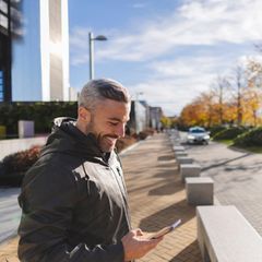 ETF: Mann schaut auf ein Handy