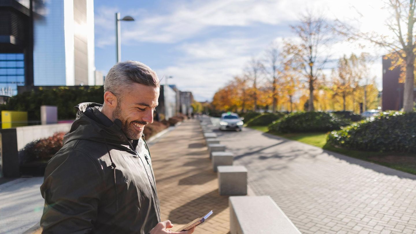 ETF: Mann schaut auf ein Handy