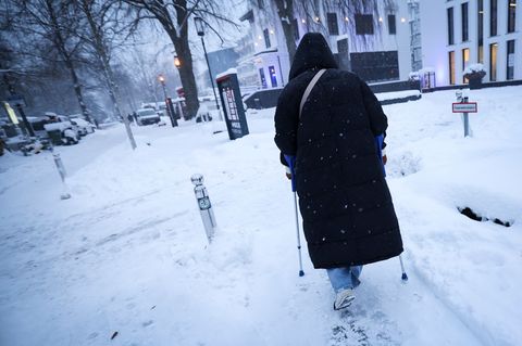 Die Stadt Hamburg zählte 2.363 Verstöße gegen die Räum- und Streupflicht. (Archivbild) Foto: Christian Charisius/dpa