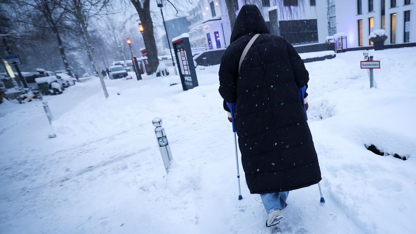 Die Stadt Hamburg zählte 2.363 Verstöße gegen die Räum- und Streupflicht. (Archivbild) Foto: Christian Charisius/dpa