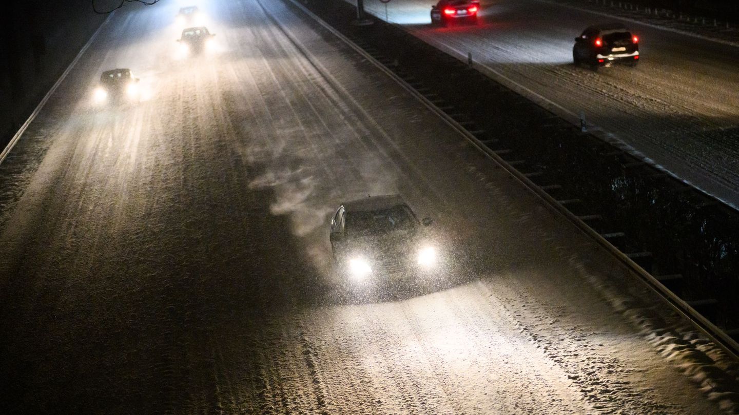 Viele Straßen sind schneebedeckt. Foto: Julian Stratenschulte/dpa