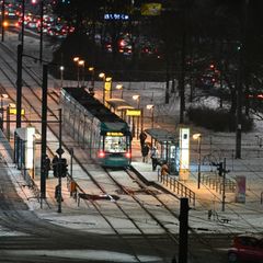 Eine Berliner Tram steht an einer Haltestelle nahe des Alexanderplatzes
