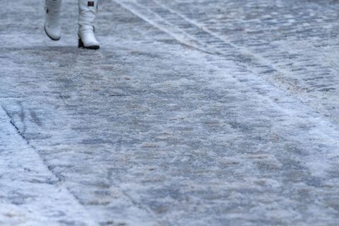 Vereinzelt kamen Menschen nach Glatteis-Stürzen im Osten von MV in Notaufnahmen. (Archivbild) Foto: Stefan Sauer/dpa