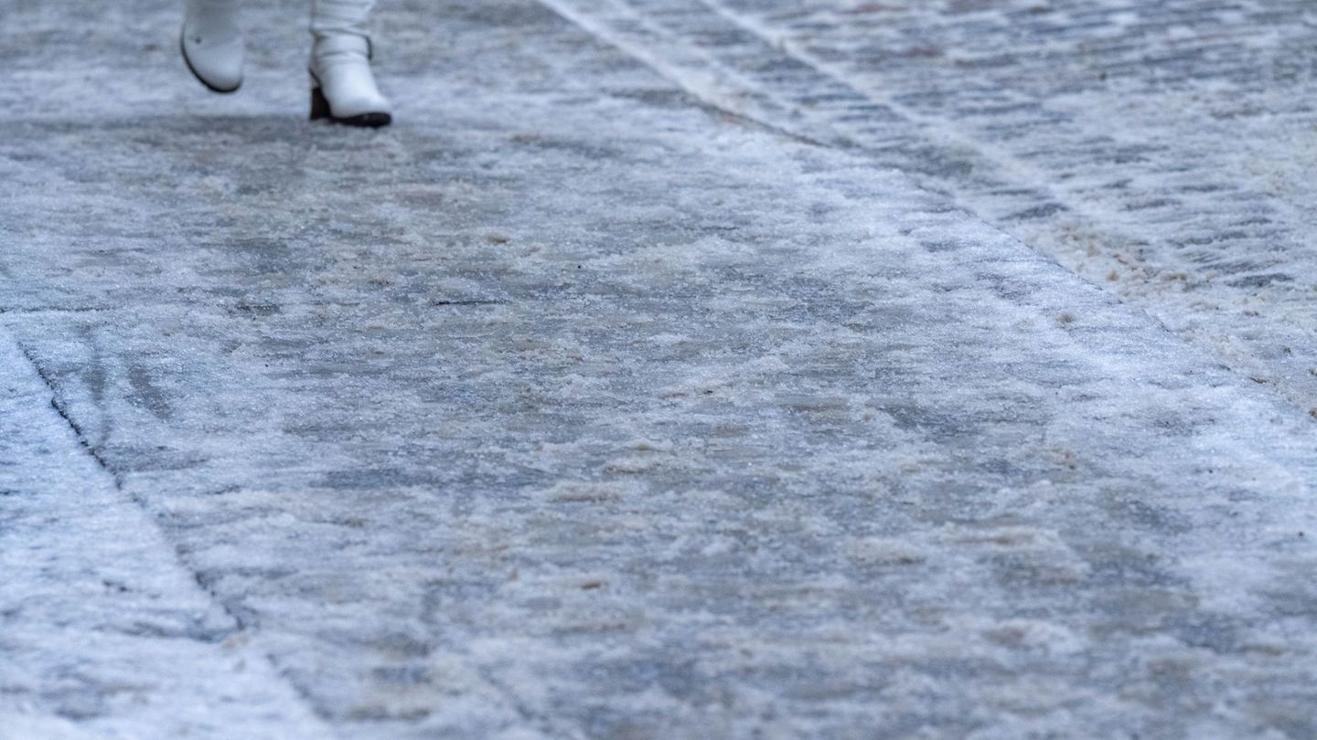 Vereinzelt kamen Menschen nach Glatteis-Stürzen im Osten von MV in Notaufnahmen. (Archivbild) Foto: Stefan Sauer/dpa