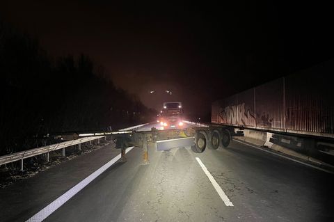 Ermittler suchen nach mutmaßlichen Tätern, die einen Sattelauflieger quer über beide Fahrstreifen gestellt haben. Foto: -/Polize
