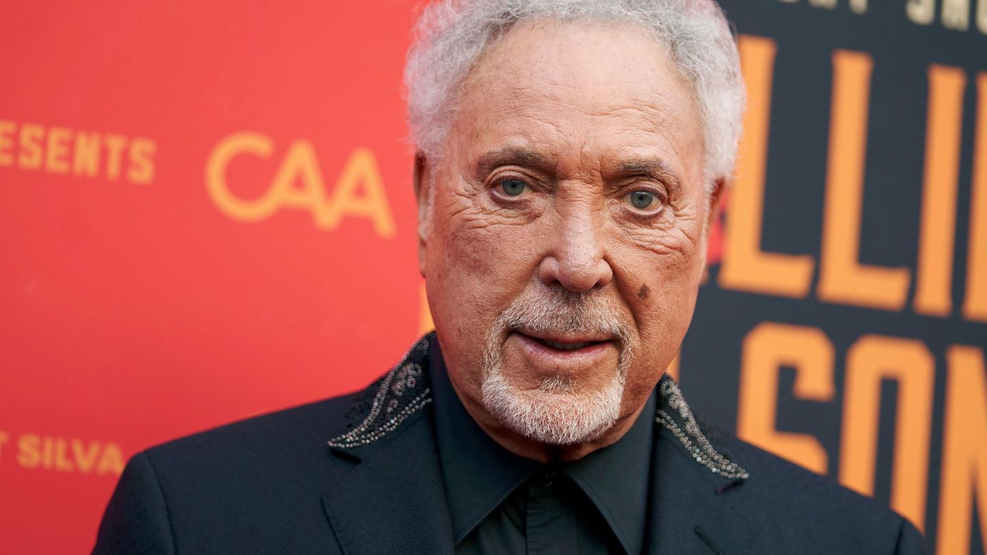 Einer der ganz Großen: Tom Jones kommt zum Elbjazz nach Hamburg. (Archivbild) Foto: Allison Dinner/Invision via AP/dpa