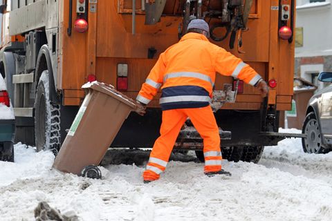 Der Schnee macht den Müllfahrzeugen zu schaffen. (Symbolbild) Foto: Jan Woitas/dpa/dpa-tmn