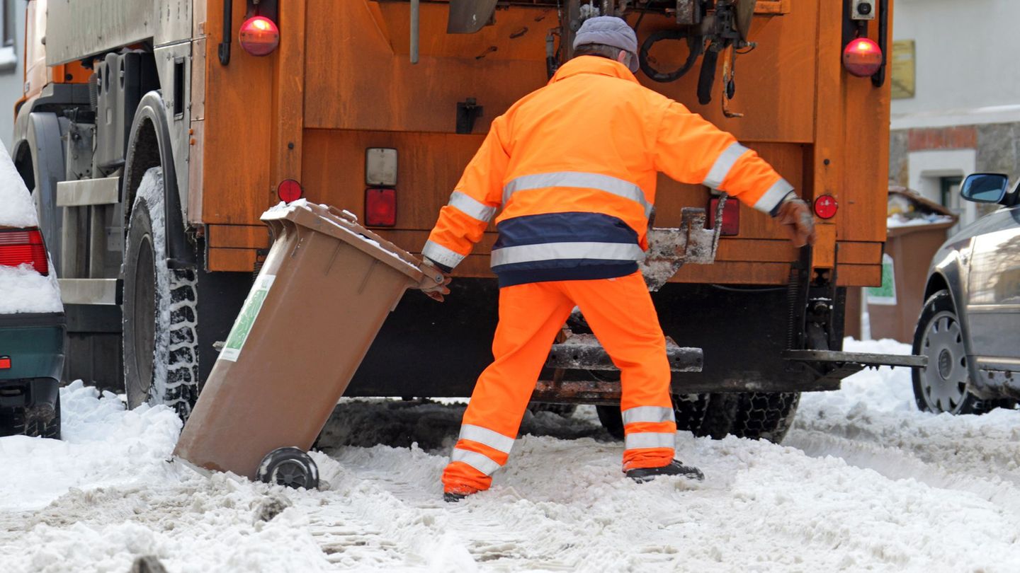 Der Schnee macht den Müllfahrzeugen zu schaffen. (Symbolbild) Foto: Jan Woitas/dpa/dpa-tmn