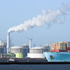 Schiffe schippern vor Lagertanks im LNG-Terminal in den Hafen von Rotterdam – EU