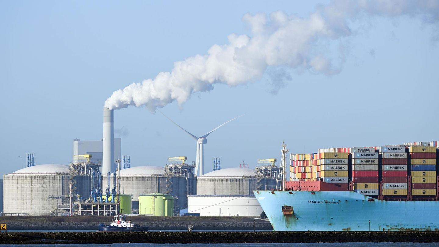 Schiffe schippern vor Lagertanks im LNG-Terminal in den Hafen von Rotterdam – EU