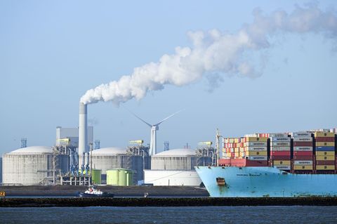 Schiffe schippern vor Lagertanks im LNG-Terminal in den Hafen von Rotterdam – EU